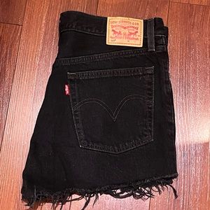 Black Levi’s Jean shorts, relaxed fit, size W30